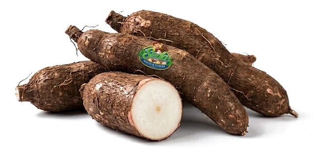 Yucas con la etiqueta SEDA Roots & Tubers, una de ellas cortada para mostrar su pulpa blanca